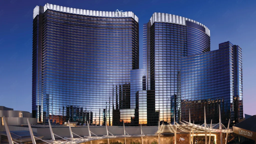 Gün batımında modern cam kulelere sahip Las Vegas'taki ARIA Resort & Casino'nun dış görünümü
