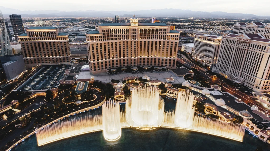 Las Vegas'taki Bellagio Oteli ve Kumarhanesi'nin ikonik çeşmeleriyle birlikte havadan görünümü