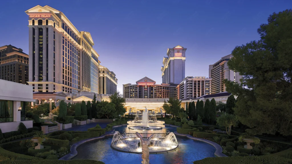 Las Vegas'taki Caesars Palace Hotel ve Casino'nun büyük çeşmesi ve Roma esintili mimarisiyle ön görünümü