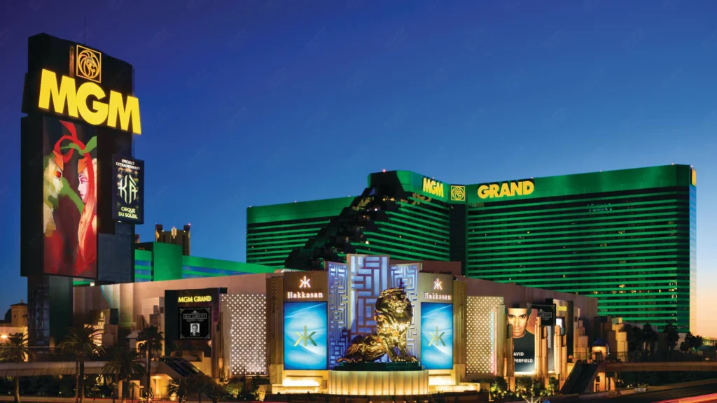 Las Vegas'taki MGM Grand Hotel ve Casino, geceleri yeşil dış cephesi ve aslan heykeliyle aydınlatılıyor