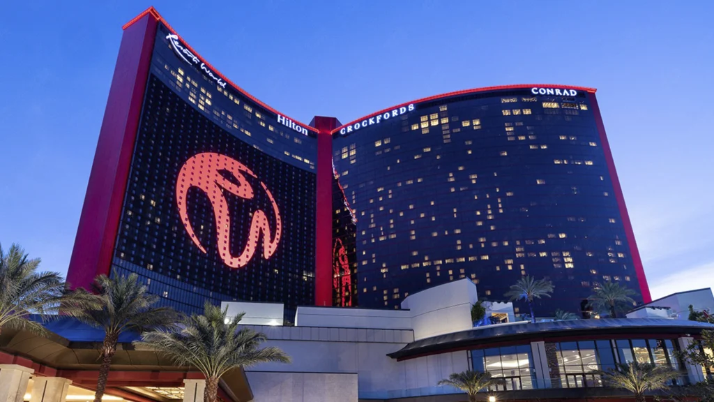 Resorts World Las Vegas Otel ve Kumarhanesi, kırmızı ve siyah cam kuleleri ve geceleri aydınlatılmış logosuyla