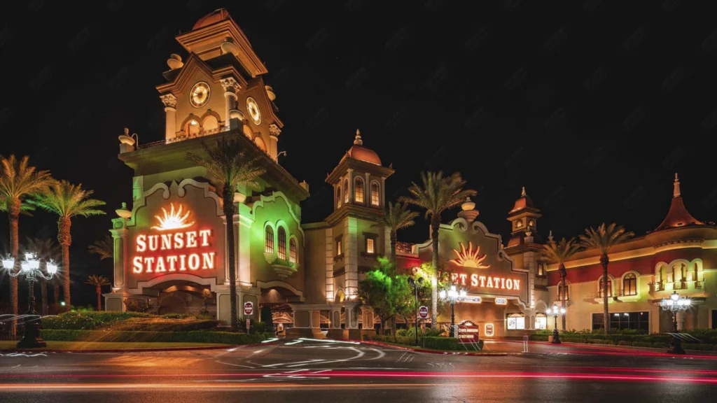 Las Vegas'taki Sunset Station Oteli ve Kumarhanesi, gece saat kulesi ve ışıklı tabelasıyla