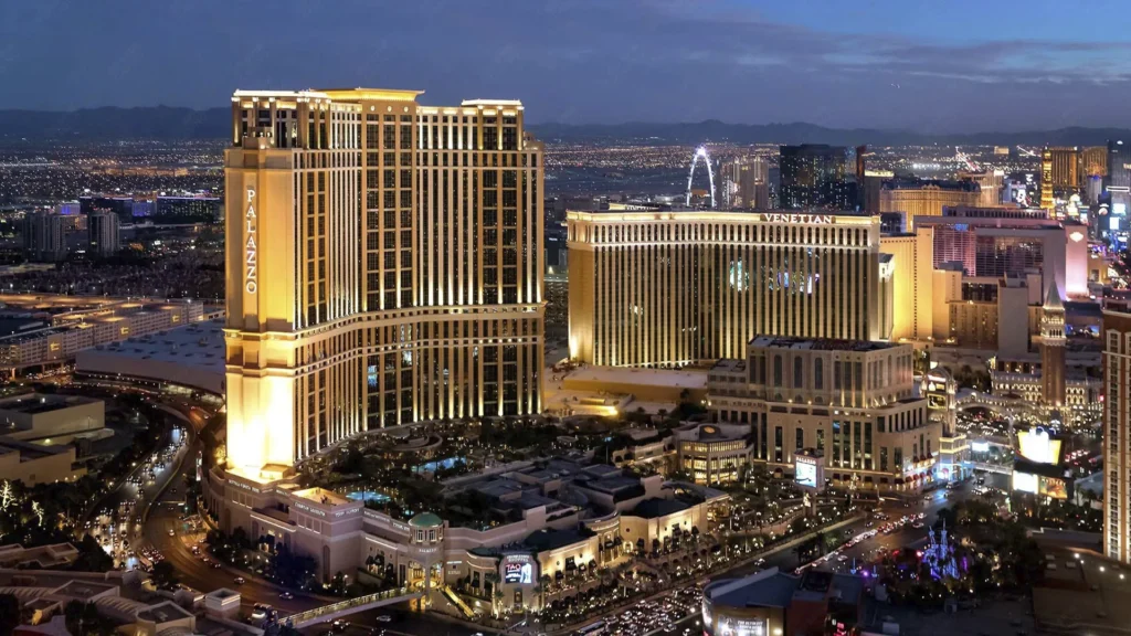 Las Vegas'taki The Venetian ve Palazzo Hotel ve Casino'nun altın kuleleri ve Strip ışıklarıyla havadan görünümü