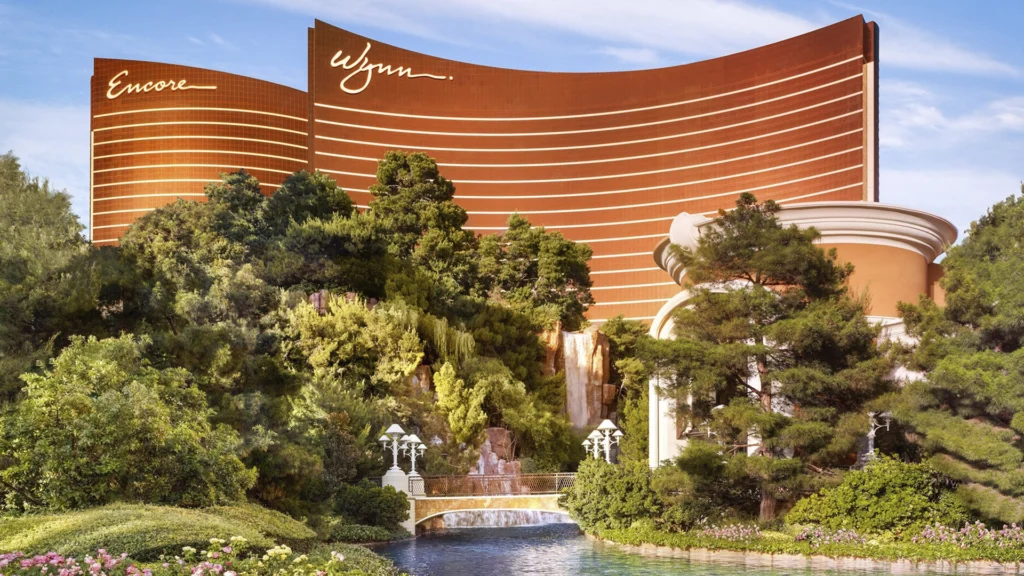 Las Vegas'taki Wynn and Encore Hotel and Casino, kavisli bronz kuleleri ve peyzajlı bahçeleriyle