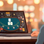 Un jugador en una computadora portátil jugando blackjack en línea con la apuesta paralela 21+3 activa, mostrando tres cartas que forman una mano ganadora y fichas digitales en la mesa del casino virtual.